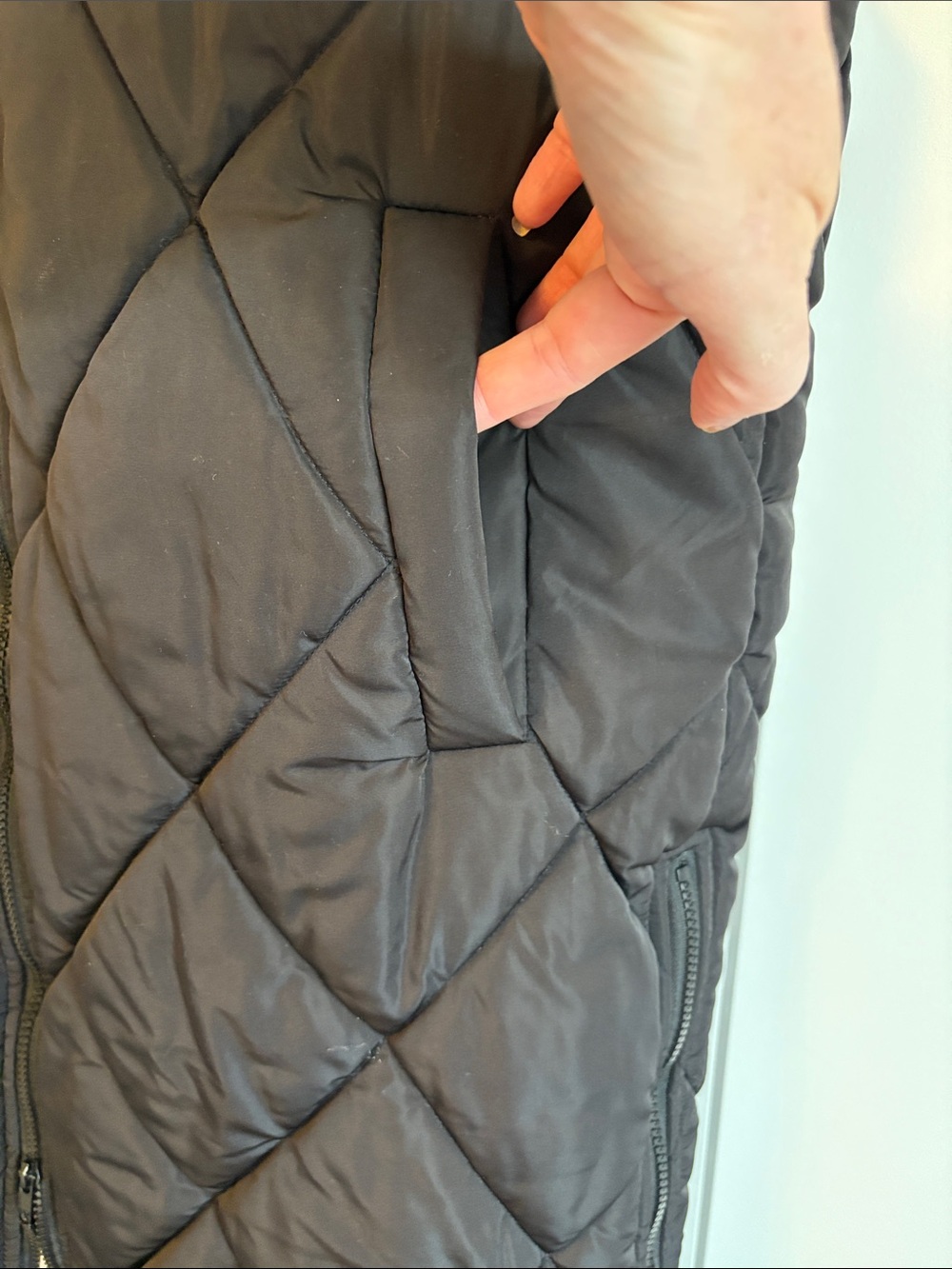 Quilted Hooded Puffer Vest in Black - Picture 4 of 7